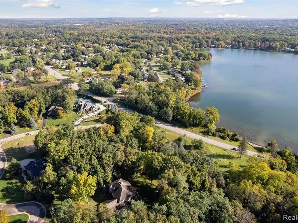 7287 N Mistwood Dr, White Lake, MI 48383