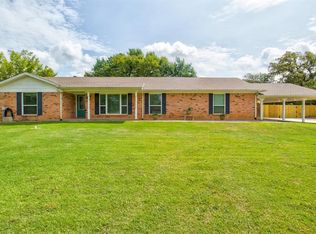 105 Woodland Dr, Burleson, TX 76028