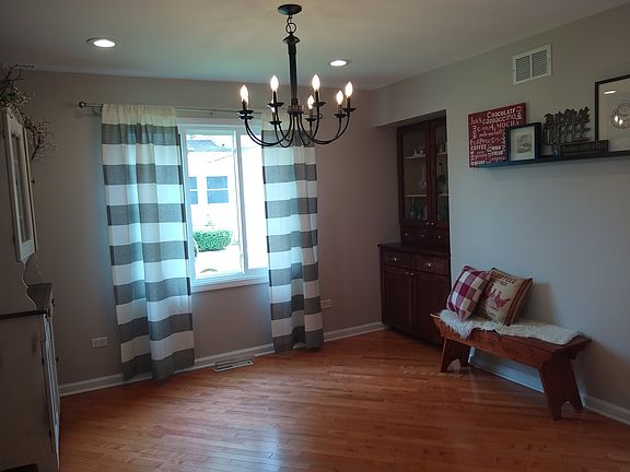 Spacious Dining room