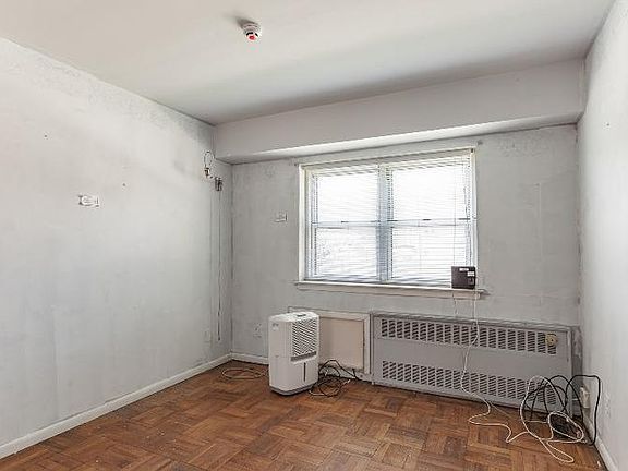 4th image of 192 Charter Cir