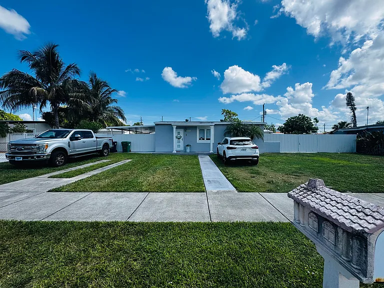 9235 SW 41st St — Photo 1