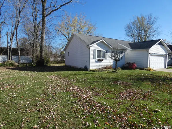 6151 Loraine St, Romulus, MI 48174
