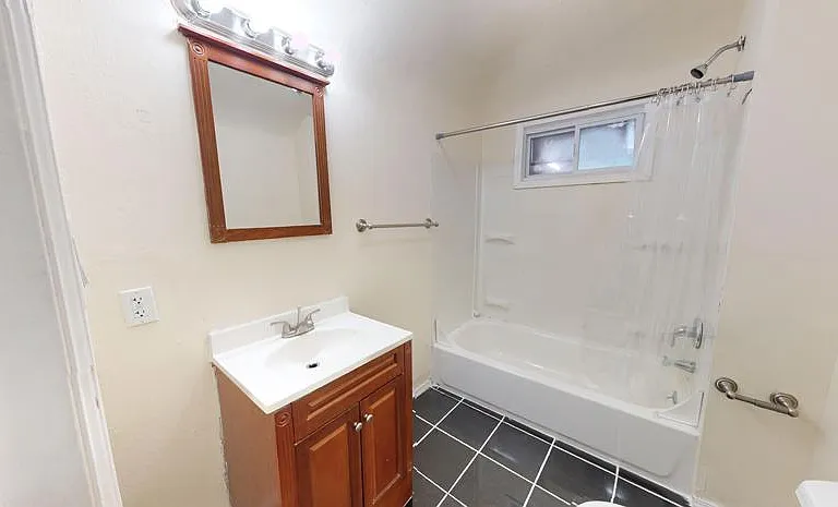 1406 E Genesee St — Photo 14