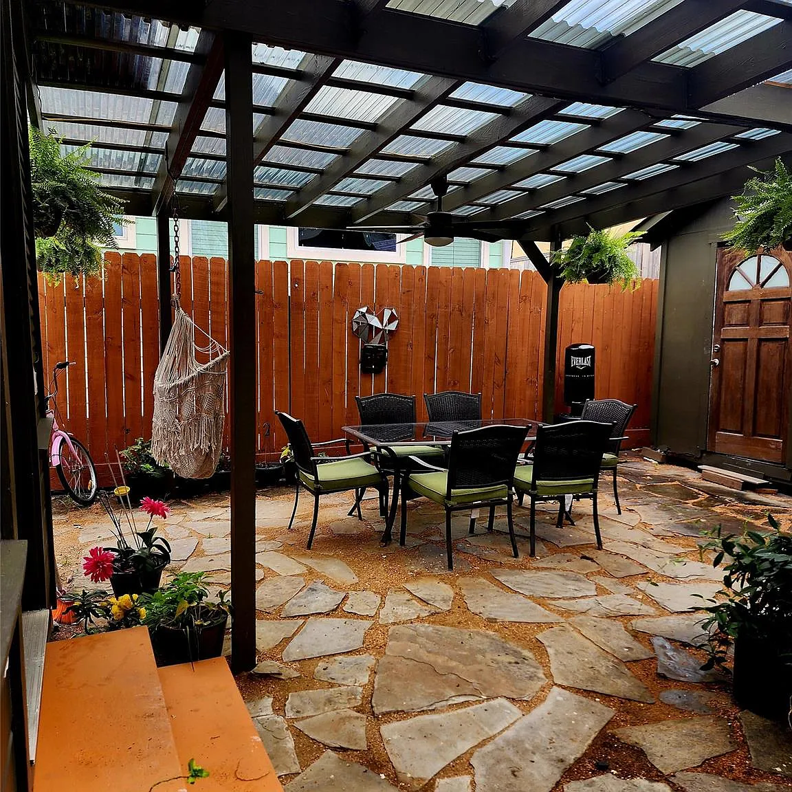 4 bed, 4.0 bath, 2400 sqft, $4,800 — Photo 2