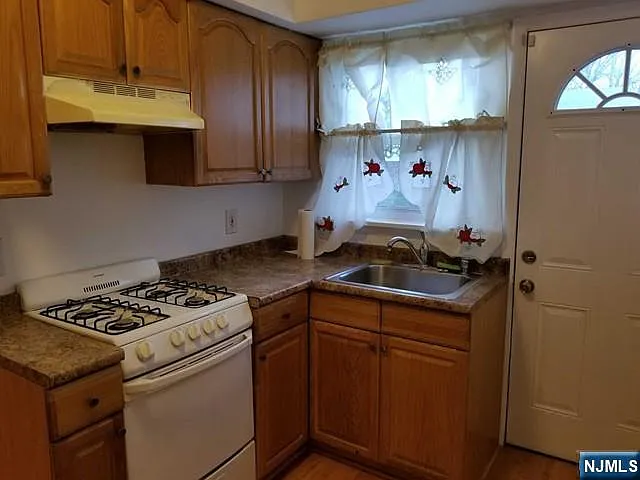 237 Bradley Ave — Photo 9