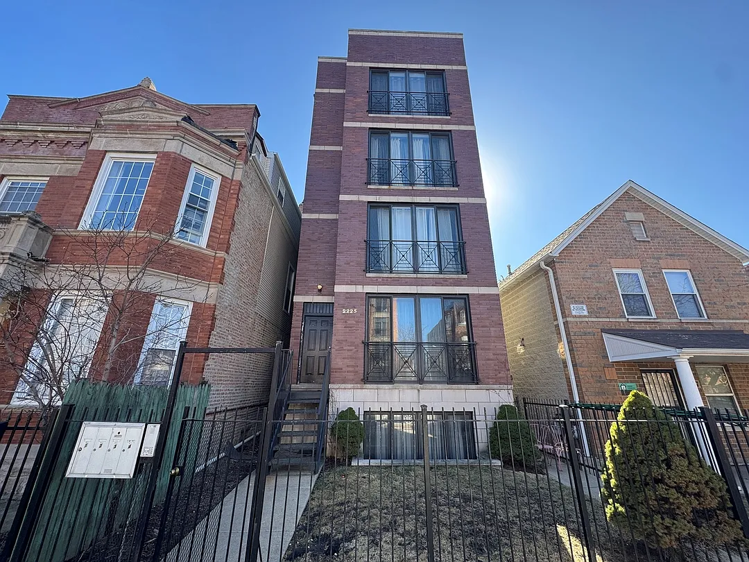 2225 W Monroe St #4 photo 1