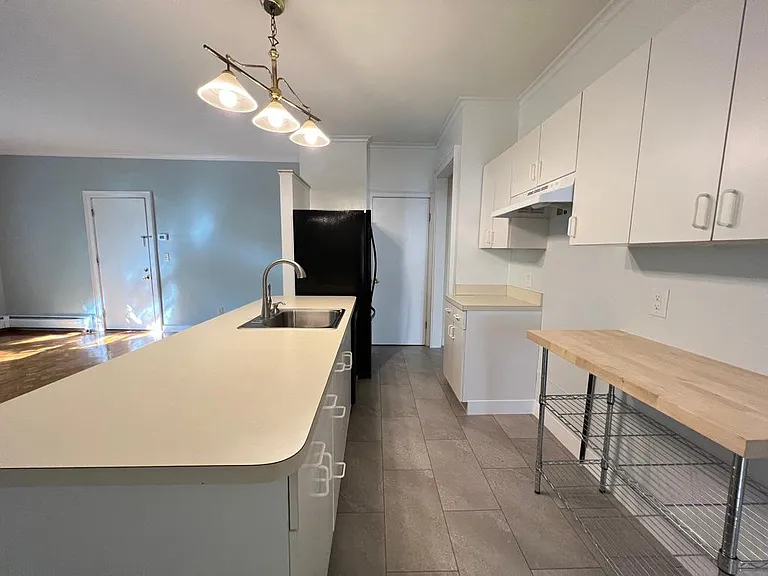 569 Whitney Ave #1R — Photo 3