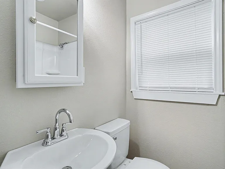 422 Waco Ave N — Photo 7
