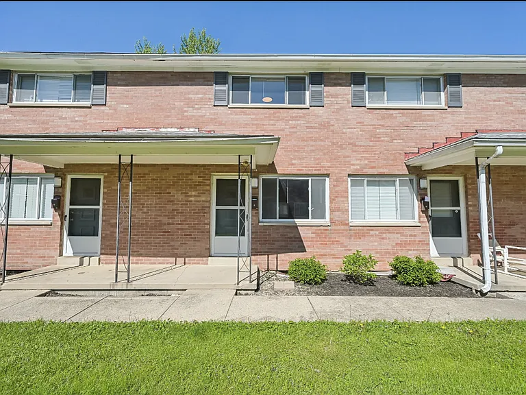 Worthington Court Townhomes — Photo 9
