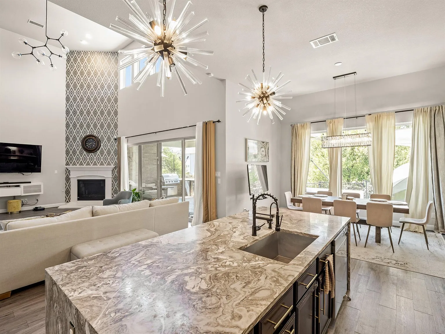 4 bed, 4.5 bath, 4091 sqft, $5,900 — Photo 4