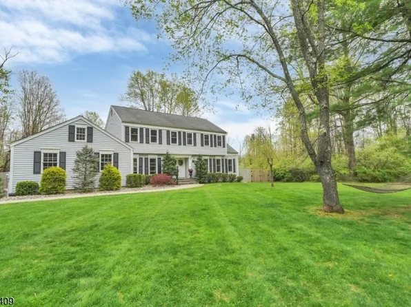 5 Fieldstone Dr, Washington Twp., NJ 07853
