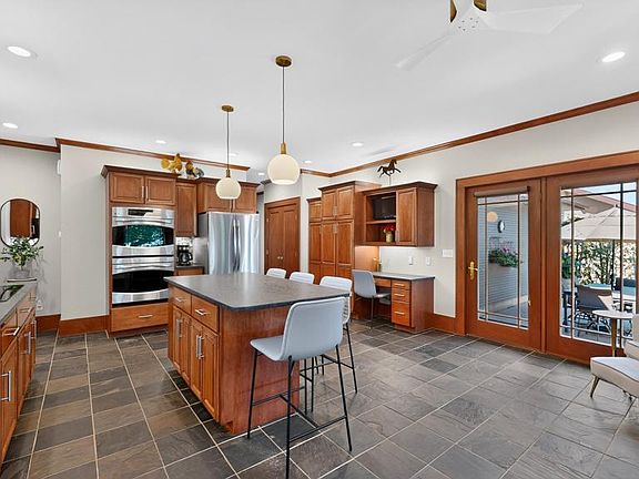 4th image of 404 1st St NE