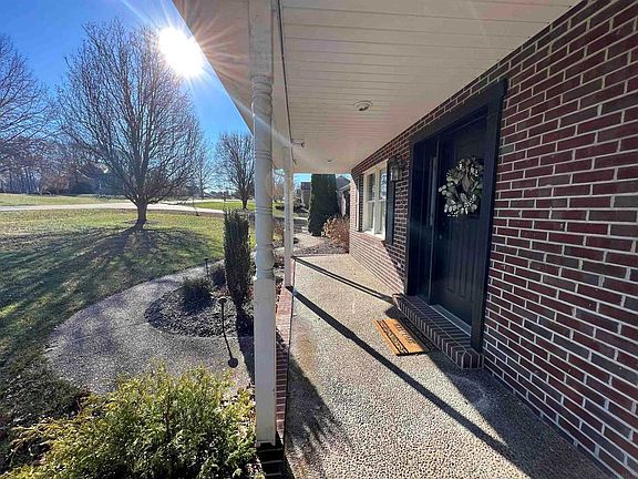 3rd image of 885 S Crestwood Dr