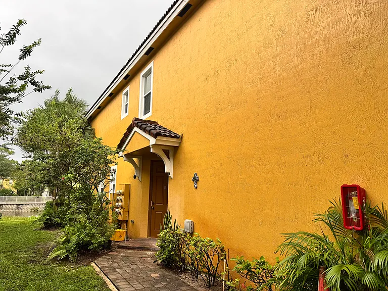 1010 Pipers Cay Dr — Photo 3
