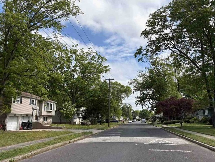 Exterior Neighborhood (street photo)