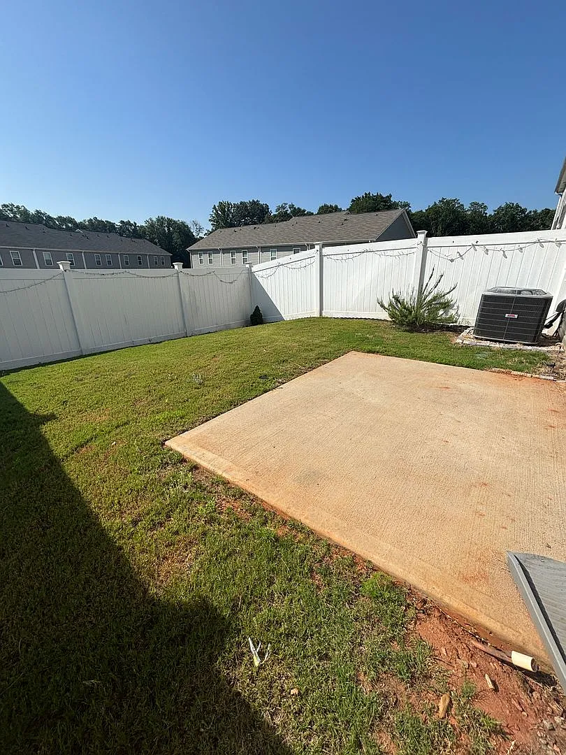 End unit with fenced in back yard — Photo 4