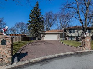 15080 W Clover Ln, Libertyville, IL 60048