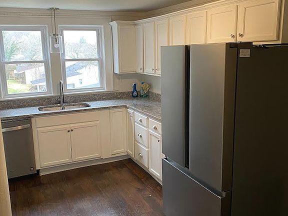 4th image of 300 E Chestnut St #1