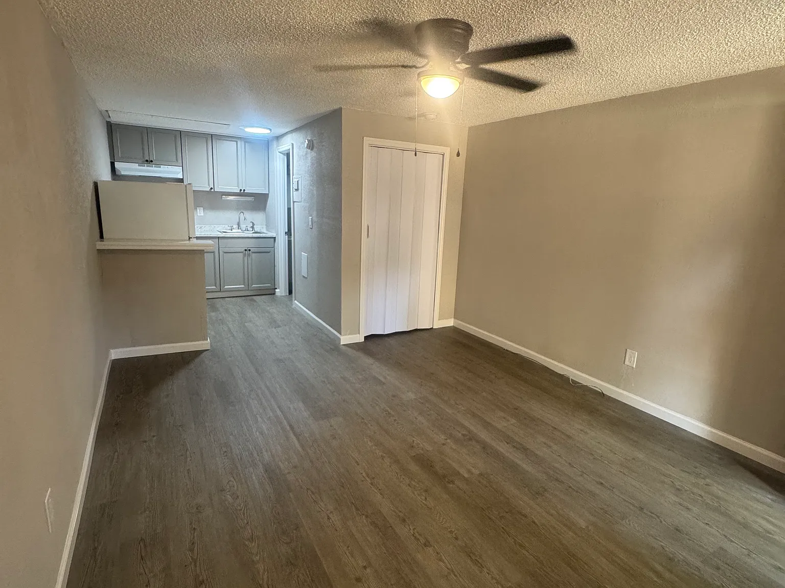 Studio, $950 — Photo 1