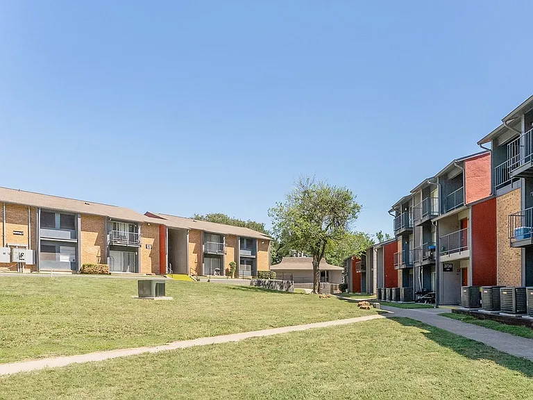 South Crest Apartments: All Bills Paid -Dazzling Dallas Apartments in Quiet Area! — Photo 46