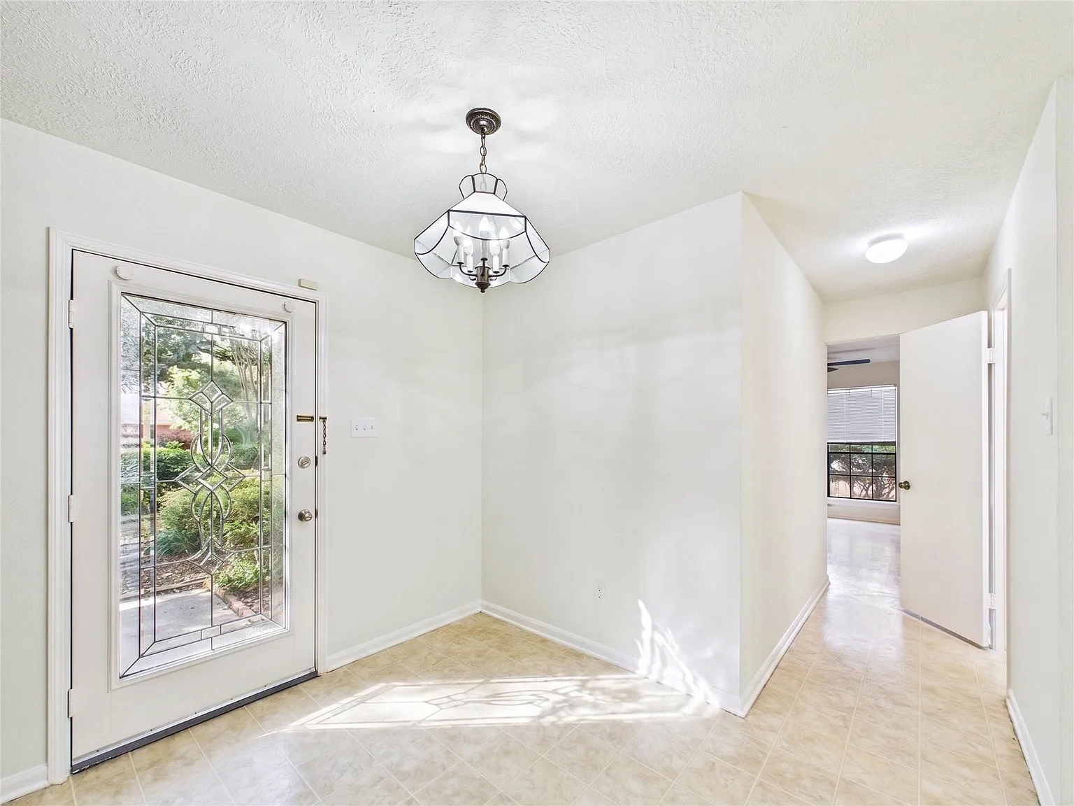 4 bed, 2.5 bath, 2464 sqft, $2,500 — Photo 4