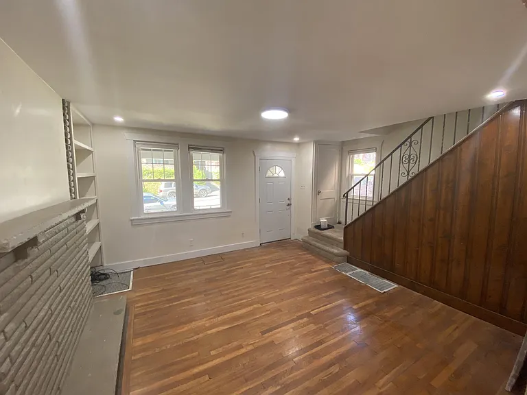 1017 Mirror St — Photo 2
