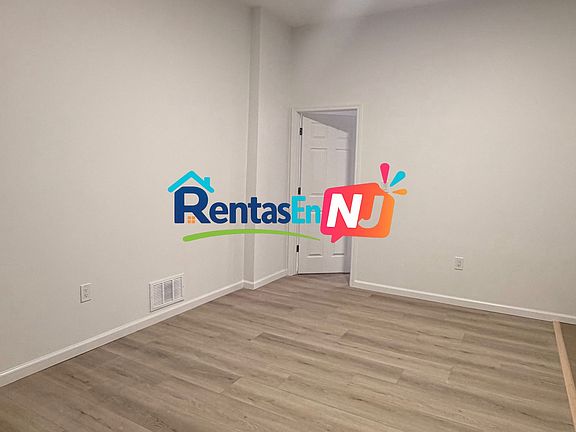 3rd image of 319 Hawthorne Ave #1
