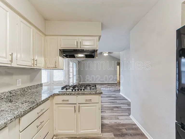 700 Meadowglen Dr — Photo 14