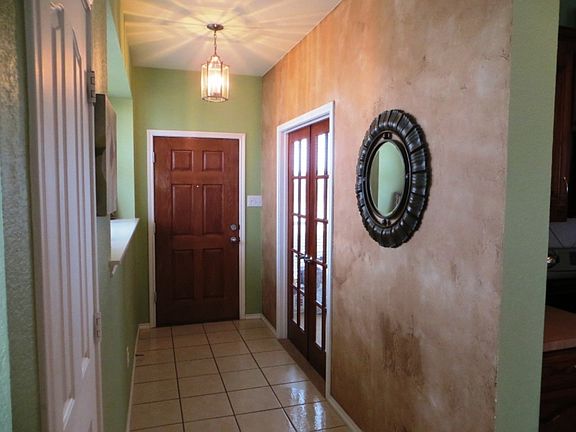 Entry with custom Acent Wall