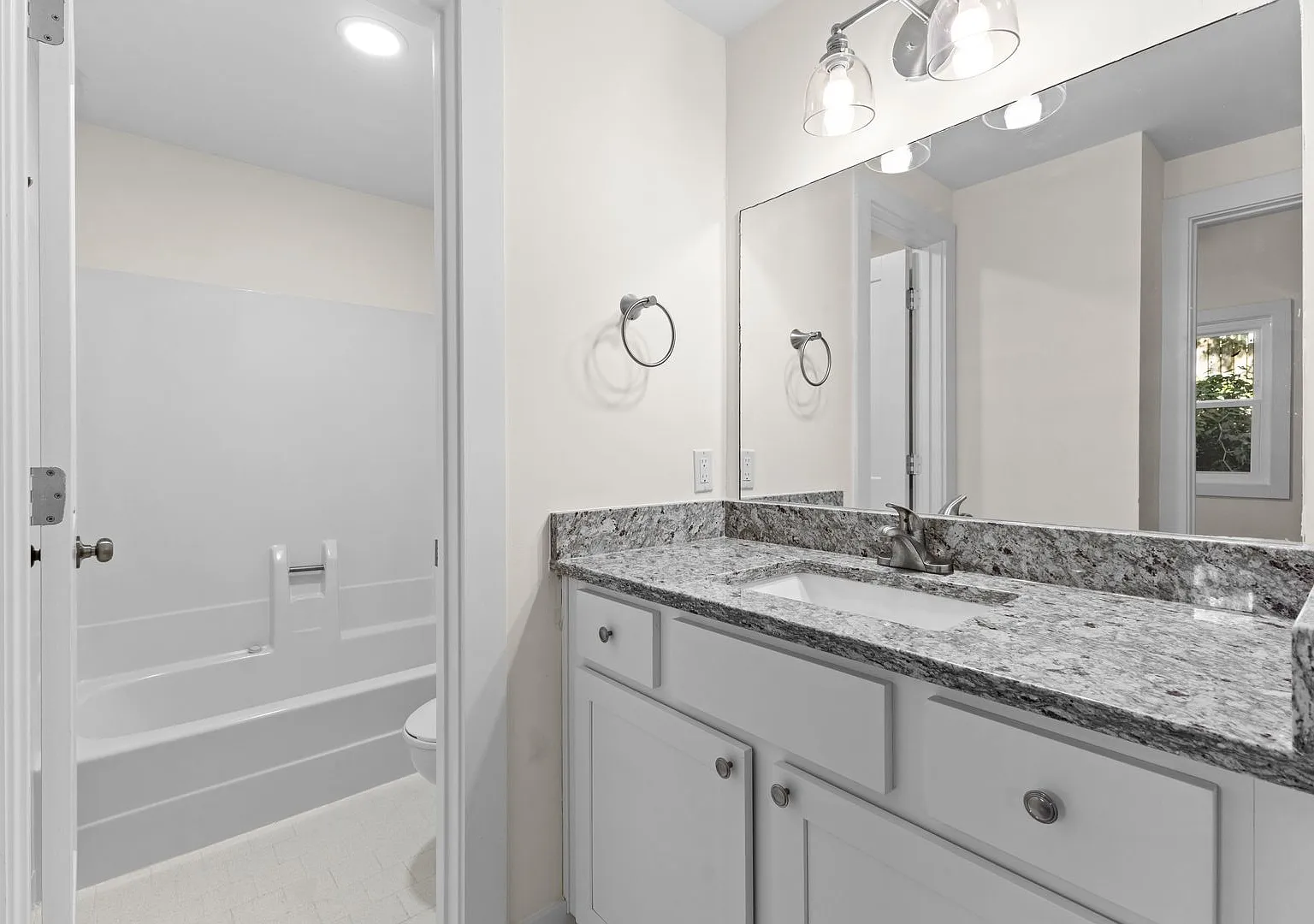 Great Price On A 3 Bd 1 Bth Duplex In Bellevue. $1450 Rent. Newly Remodeled. — Photo 4