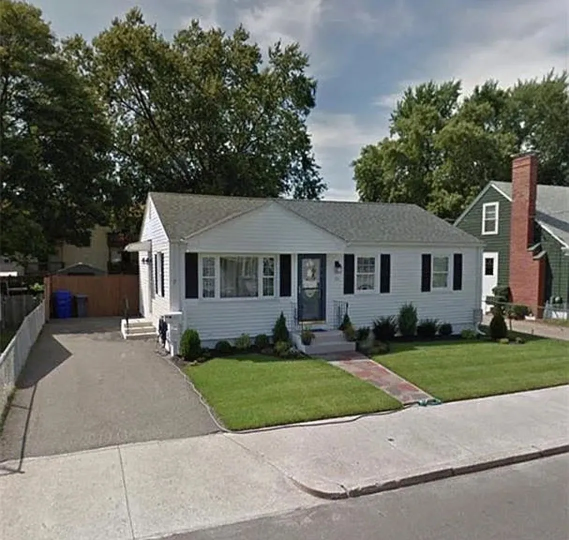Beautifully Updated Single-Family Home with Finished Basement & Fenced Yard Available September 28!! — Photo 2