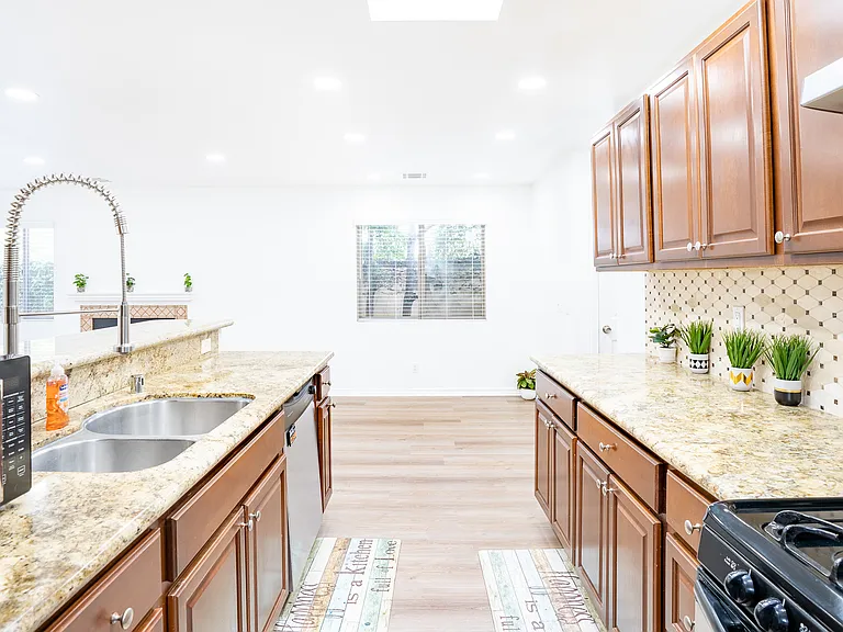 8330 Lilienthal Ave — Photo 32