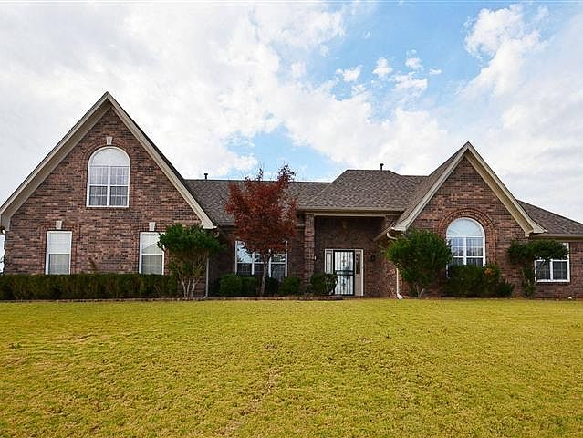 2nd image of 4215 Lakecrest Cv