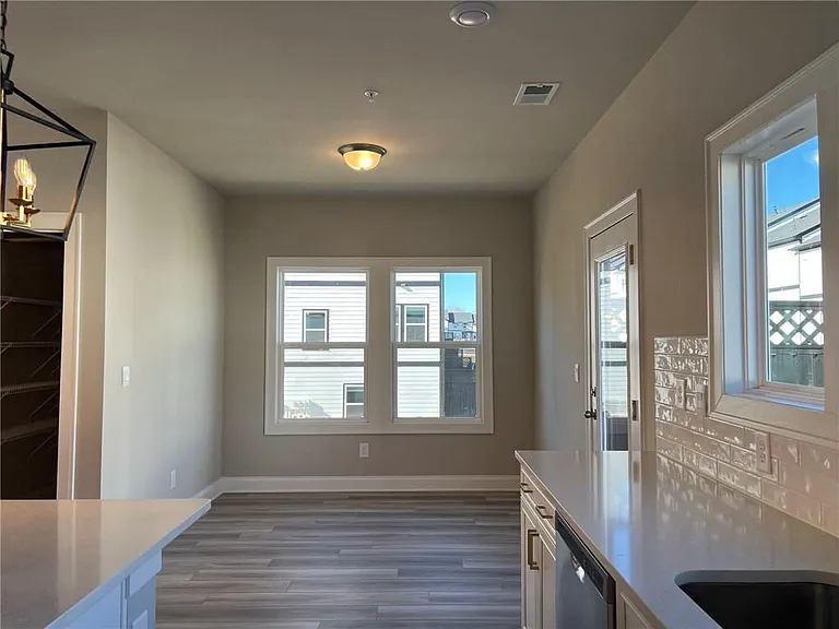 431 Lincoln St — Photo 5