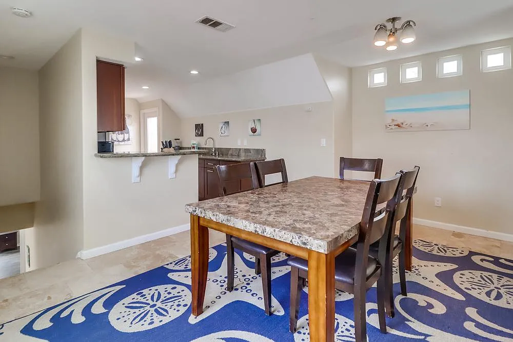3 bed, 1320 sqft, $6,400 — Photo 3