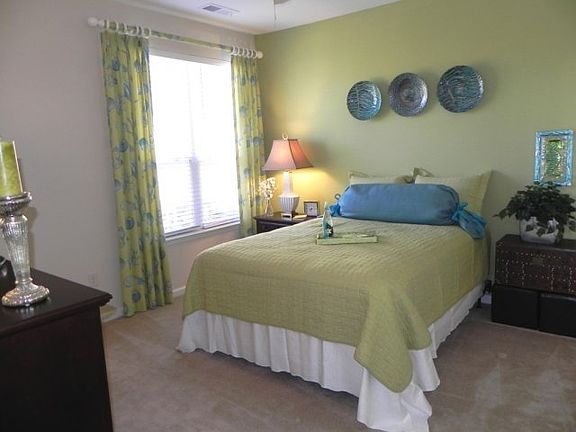 Bedroom w/ walk-in closet