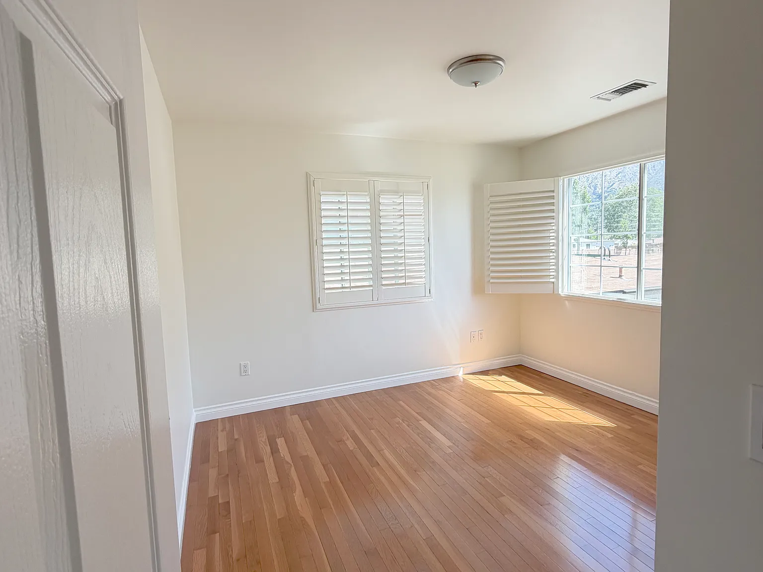 1513 N Altadena Dr — Photo 4