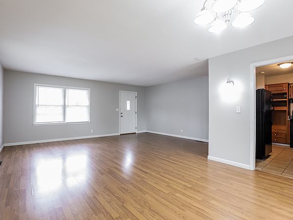 5th image of 1405 NE 76th St