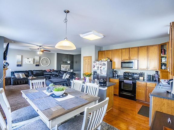 3rd image of 906 Mineral Dr