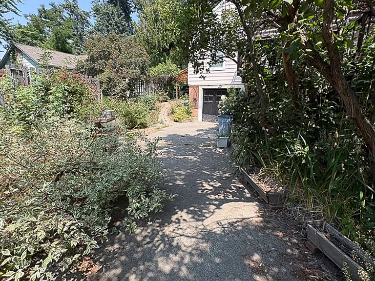 1203 Logan St — Photo 10