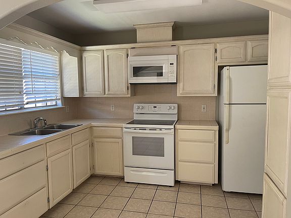 3rd image of 2400 Redbud Ave APT A