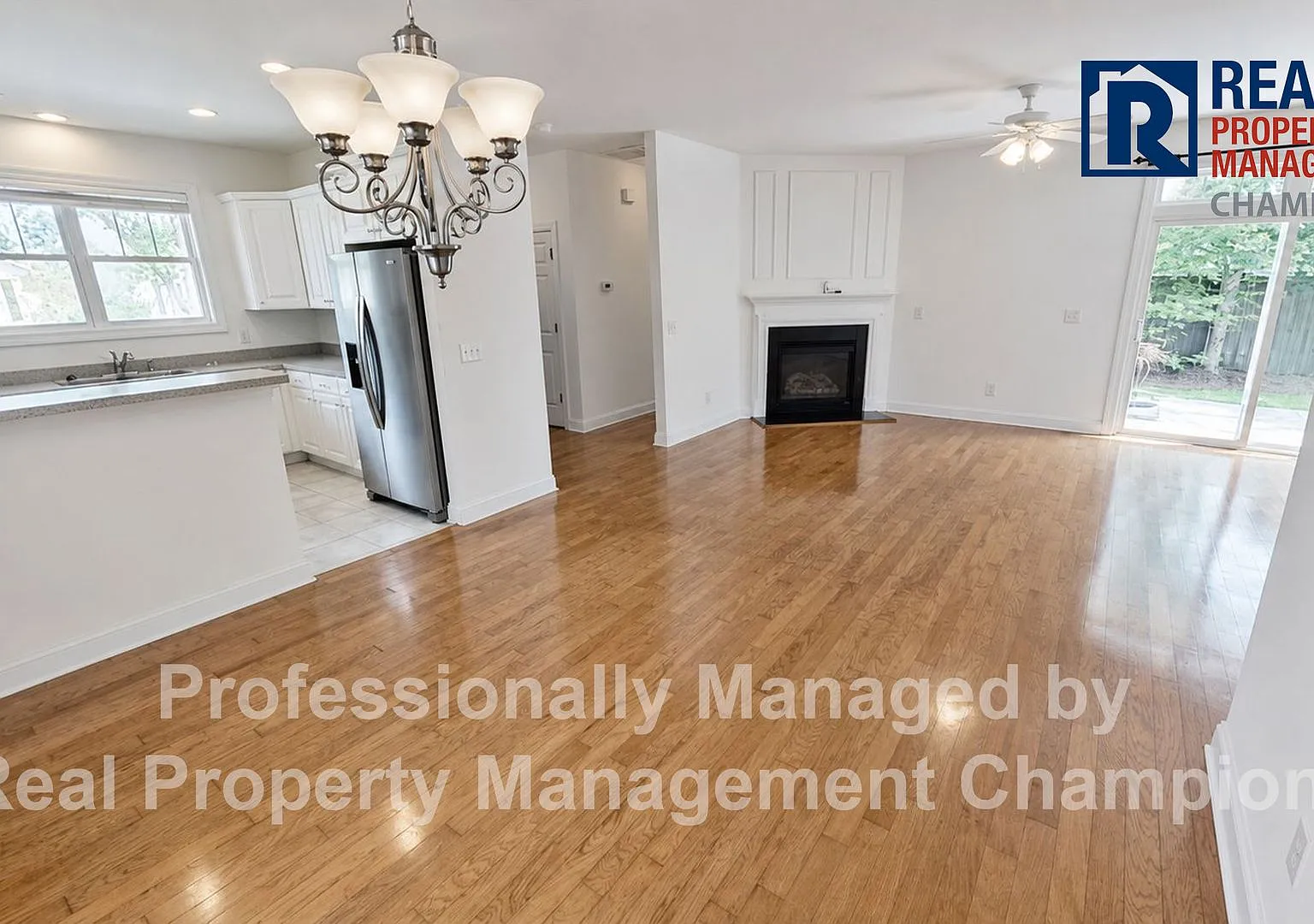 3BD/2BA Split Floorplan Home w/Fireplace and Attached Garage — Photo 4