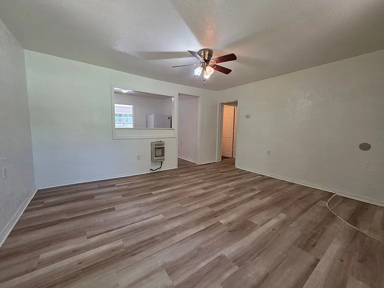 302 E Anna St — Photo 4