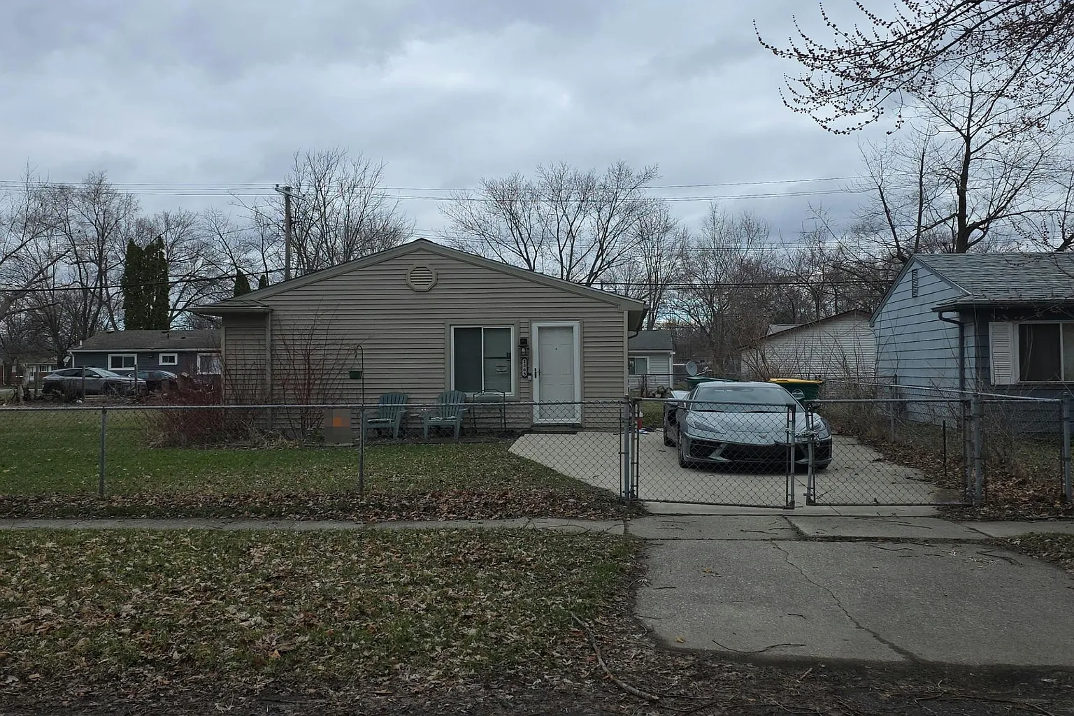 1565 Phyllis St photo 1
