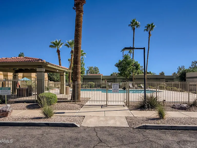 1316 E Susan Ln — Photo 30