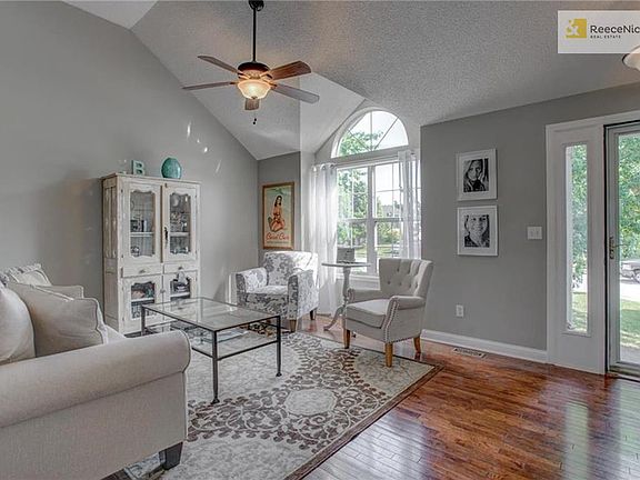 CHEERY AND BRIGHT LIVING ROOM!