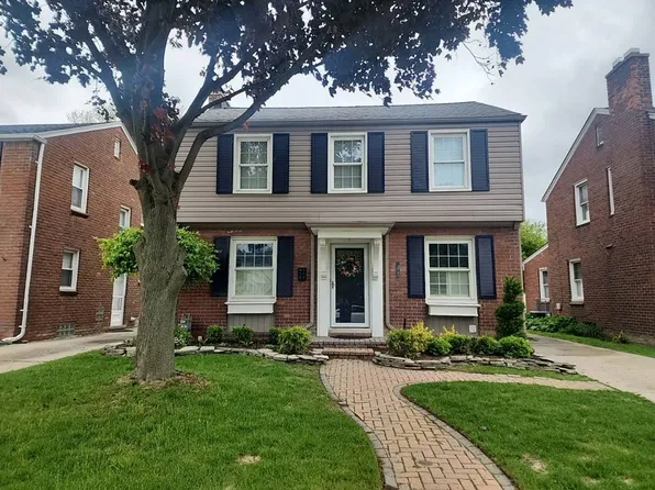 1882 Country Club Dr, Grosse Pointe Woods, MI 48236