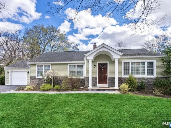 8 Prescott Rd, Ho Ho Kus, NJ 07423
