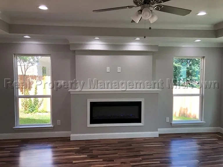 2325 Warwick Ave — Photo 8
