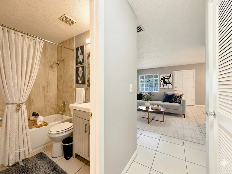 Carriage House Apts — Photo 84